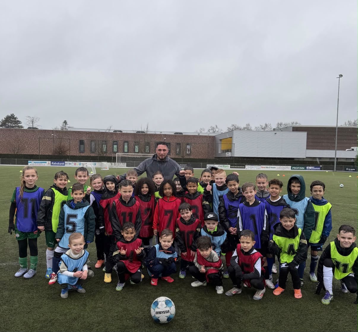 Ballieman met een jeugdgroep na een clinic